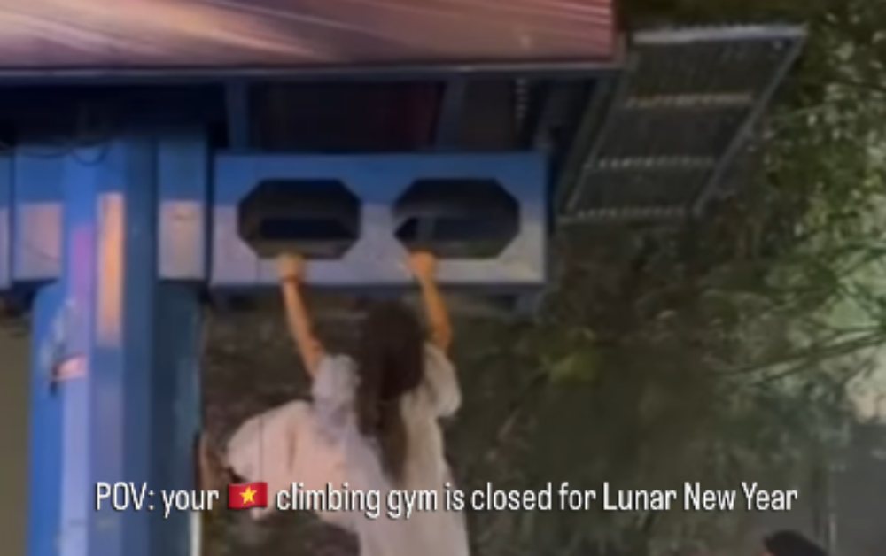 Mặc áo dài “trèo” lên biển quảng cáo, cô gái khiến người xem tá hỏa