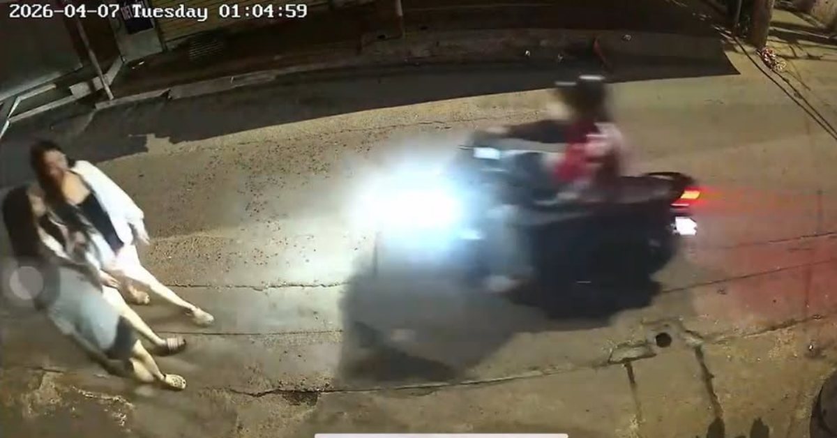 Chị em phụ nữ đi đường cẩn thận