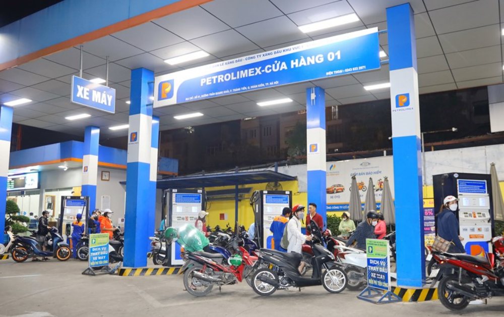 Giá dầu thế giới lao dốc: Lợi nhuận ngành nào sẽ “bốc hơi”?