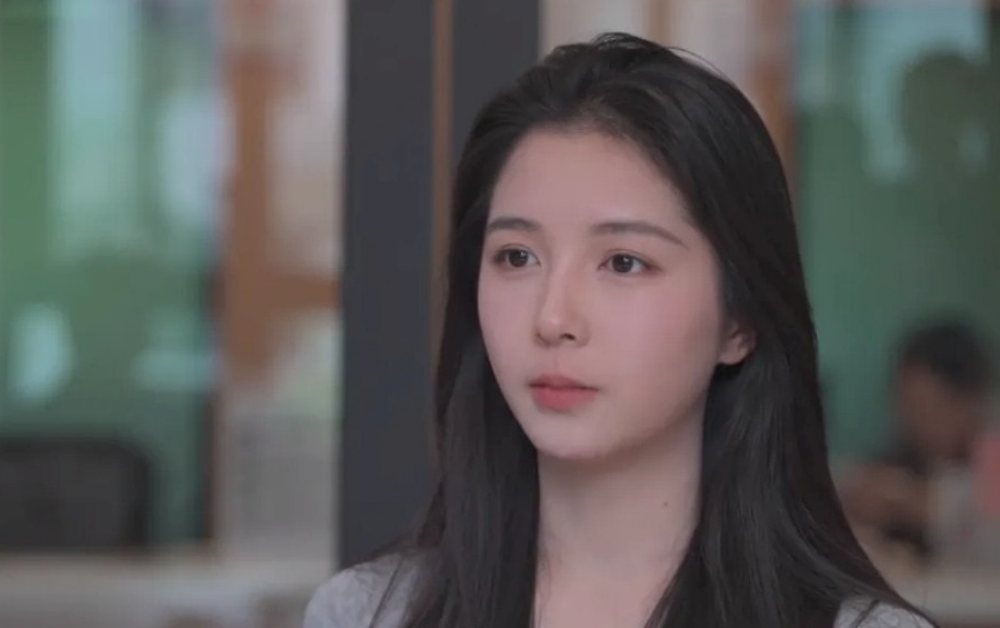 Nữ sinh Trung Quốc bị bố cấm livestream vì 'quá xinh đẹp'
