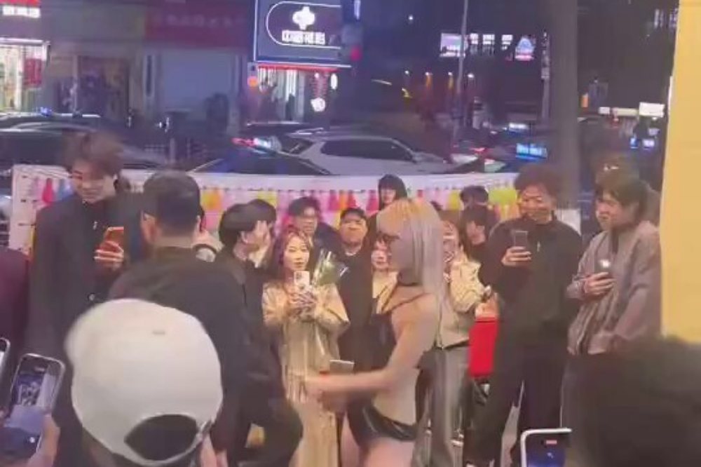 Clip chấn động MXH Trung Quốc: Giáo viên 35 tuổi livestream ‘ăn kẹo’ giữa phố đông đúc gây náo loạn