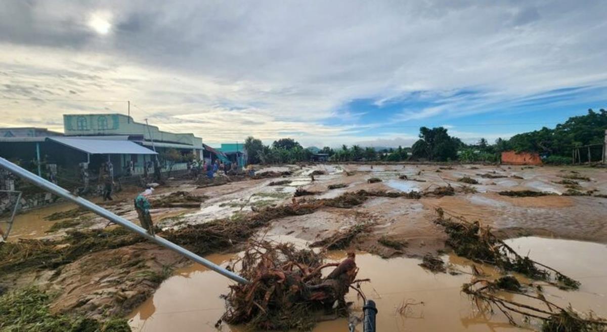 Người dân kinh hoàng tháo chạy trước cảnh vỡ hồ chứa ở Lâm Đồng