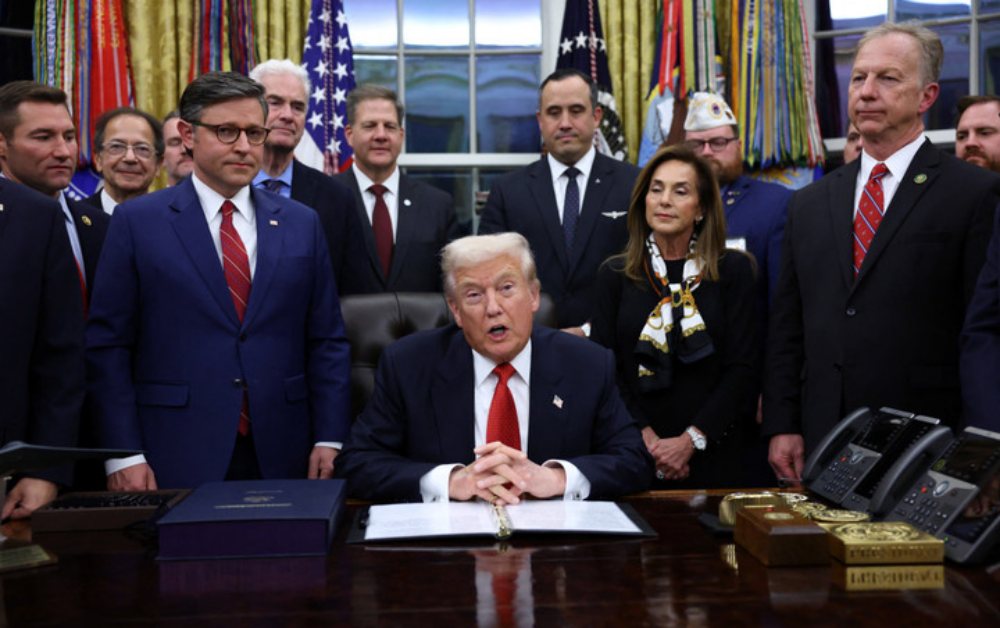 Tổng thống Trump ký sắc lệnh mở cửa lại chính phủ Mỹ