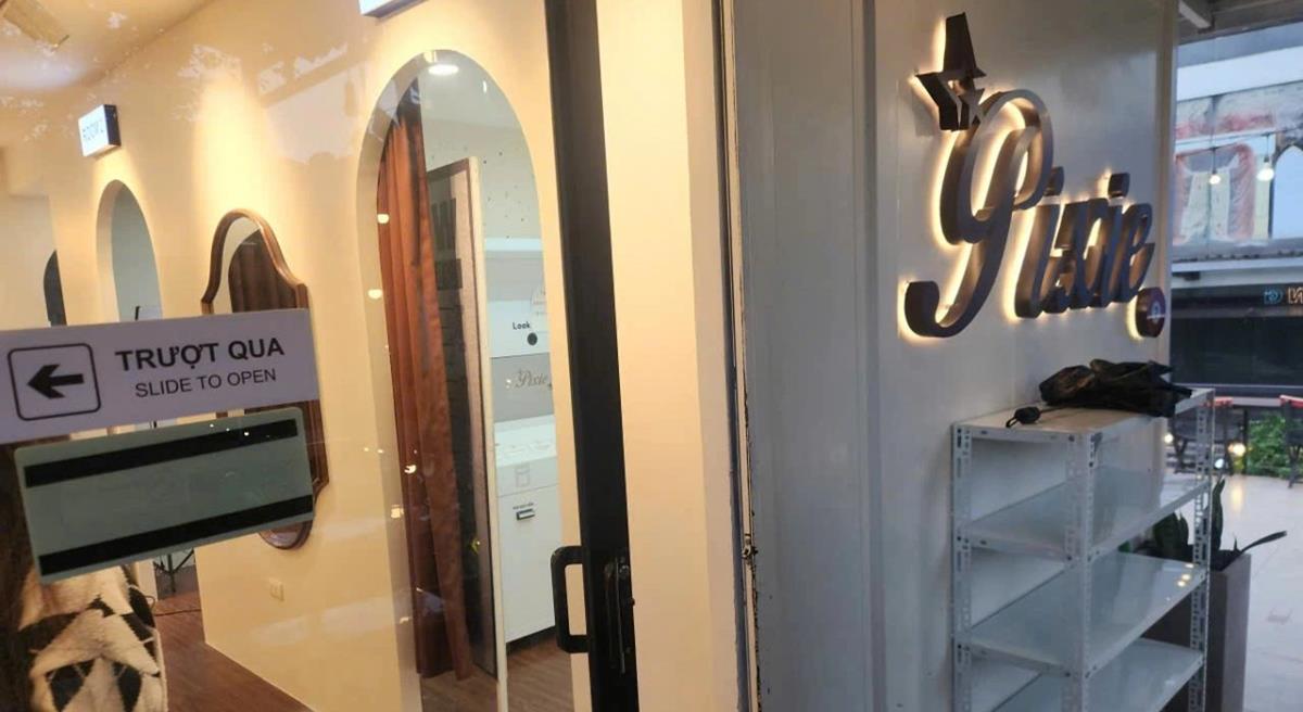 Thiếu nữ Hà Nội lộ clip nhạy cảm khi thay đồ tại tiệm chụp ảnh