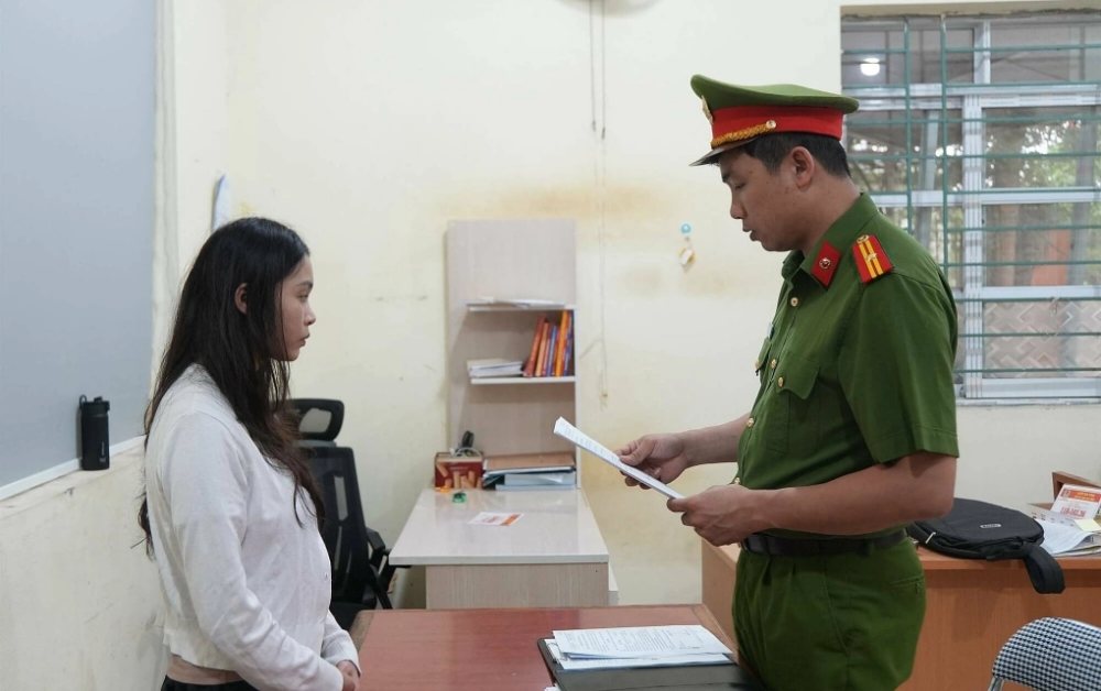 Triệt phá nhóm livestream khiêu dâm, kích dục: Nhiều cô gái chia ca, mỗi buổi thu hút hơn 30.000 người xem