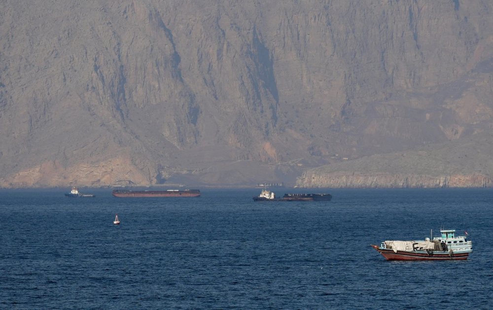 Iran tung “đòn kép” trước giờ G: Eo biển Hormuz tê liệt, tàu quay đầu hàng loạt