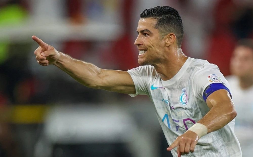 Ronaldo khắc tên mình vào ngôi đền huyền thoại