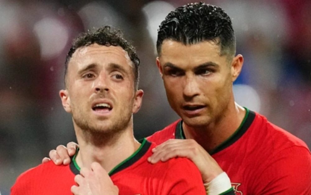 Liverpool treo áo số 20 của Diogo Jota