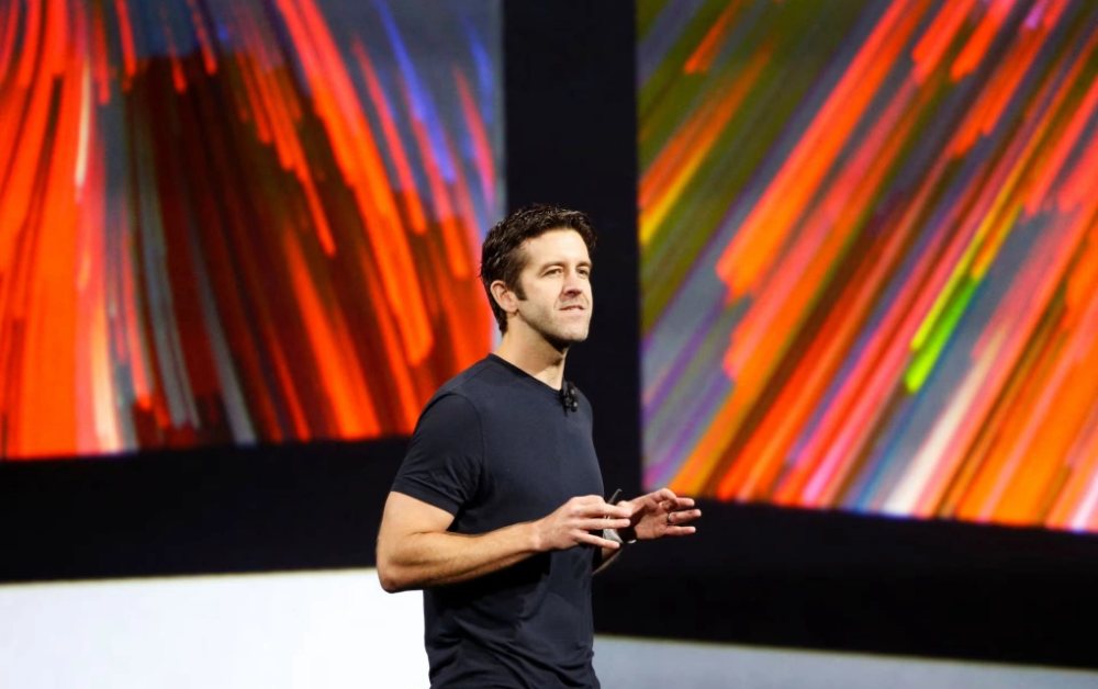 CEO mới của Apple là ai? John Ternus sẽ thay Tim Cook từ 1/9