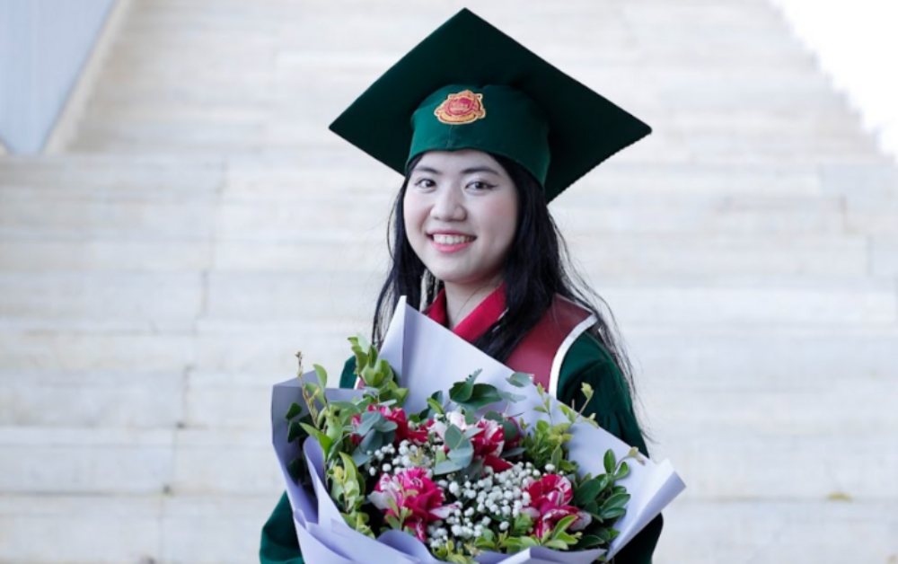 Nữ thủ khoa đầu ra trường Kinh tế, 4 năm học đều đặn mang tiền về cho mẹ