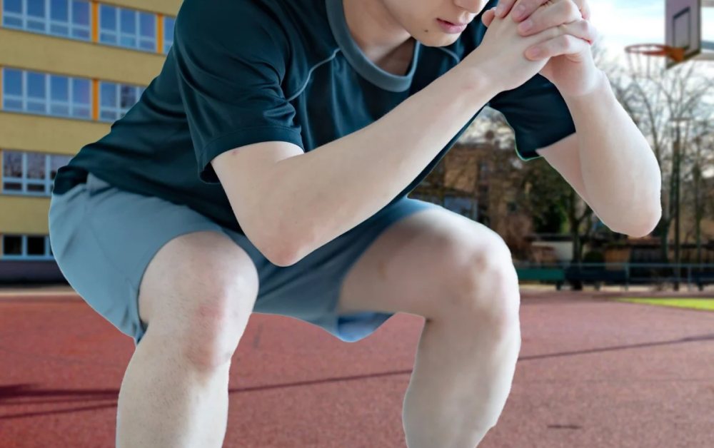 Thiếu niên bị suy thận sau khi bị ép 1.000 lần ngồi xổm