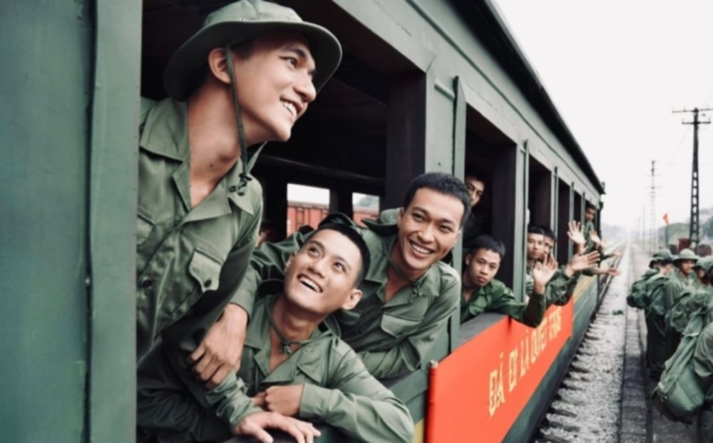 "Mưa đỏ" cán mốc 400 tỷ nhanh nhất lịch sử, sắp vượt "Bố già"
