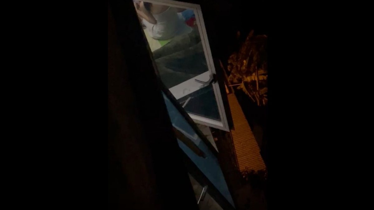 Lộ clip quay lén cặp đôi sinh viên phòng bên