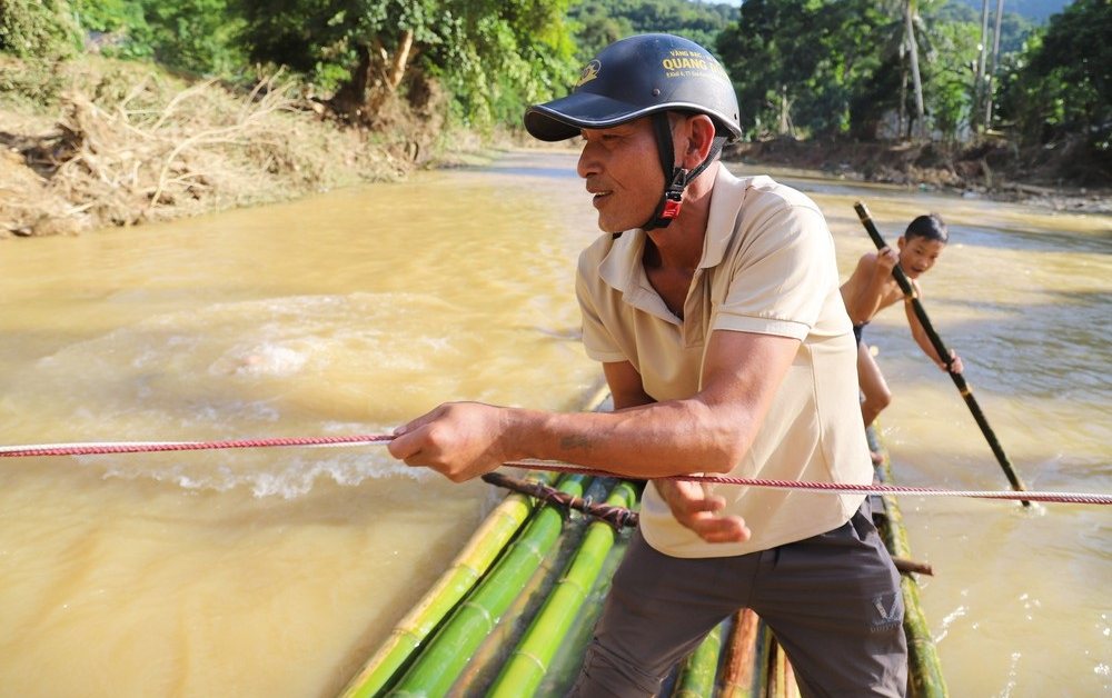 Nghệ An: Bản làng bị cô lập, người dân liều mình vượt suối Nậm Ngân bằng bè mảng