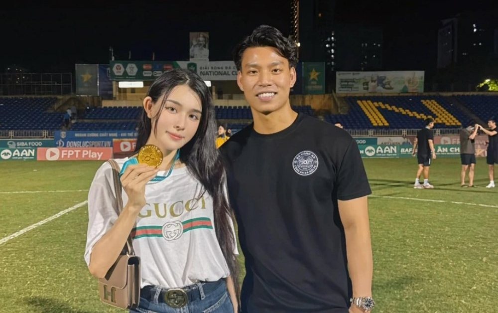 Văn Thanh nâng cúp vô địch cùng bạn gái hot girl phòng gym