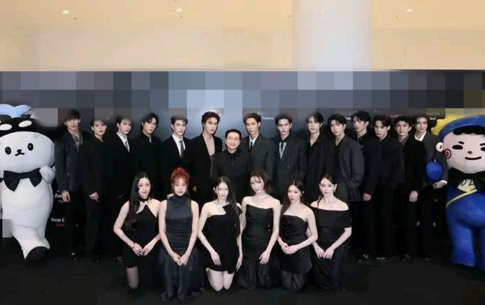 GMMTV bị chỉ trích dữ dội vì để nữ nghệ sĩ nhóm FELIZZ quỳ gối trong ảnh chụp chung