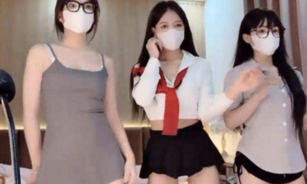 [Hot Leak] Tiệm spa bất ổn và dàn hotgirl xinh đẹp p2