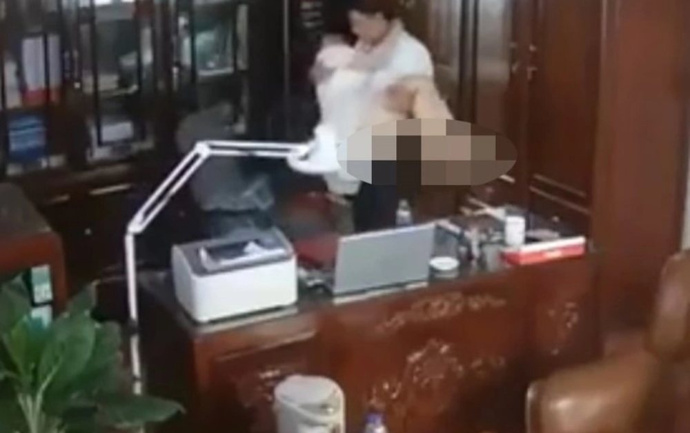 Chủ tịch Hội đồng trường bị cho thôi việc sau video thân mật với nhiều phụ nữ