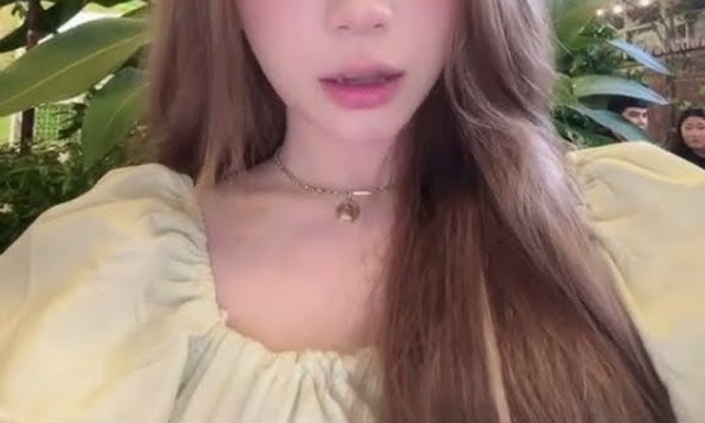 Chuyện hot nhất lúc này: Hot Tiktoker xinh đẹp trúc mây gây sốt với clip cây lược tím