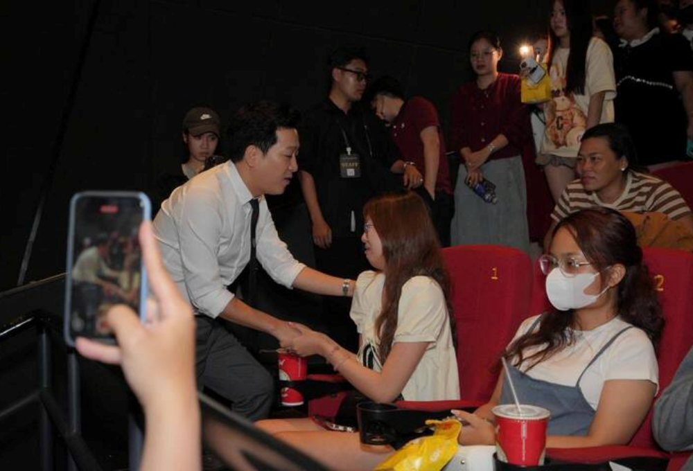 Trường Giang gây xúc động khi hứa bảo trợ viện phí cho gia đình khán giả tại rạp