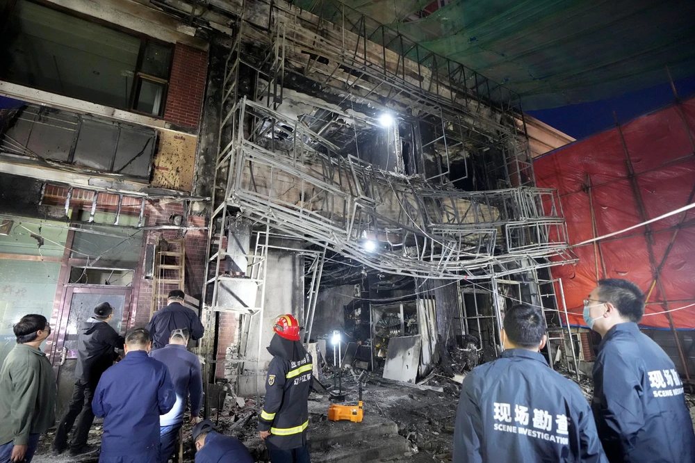 Cháy lớn tại khu nhà ở Hong Kong (Trung Quốc), gần 100 người đi sơ tán