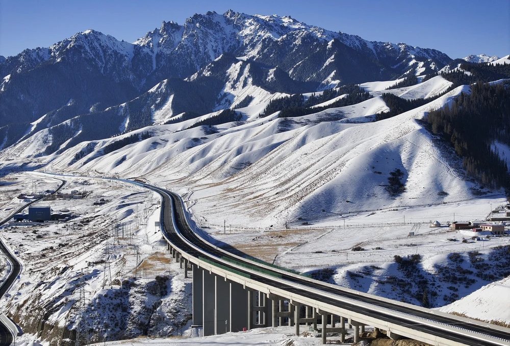 Chính thức thông xe đường hầm cao tốc dài nhất thế giới