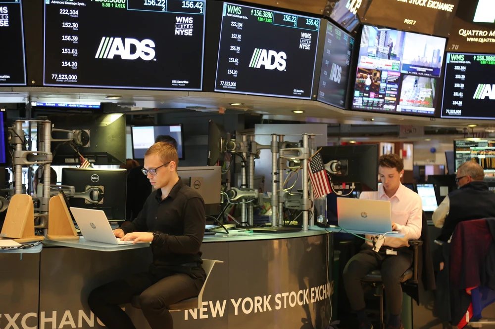 Chứng khoán Mỹ lập đỉnh - Giá dầu và vàng nhích nhẹ