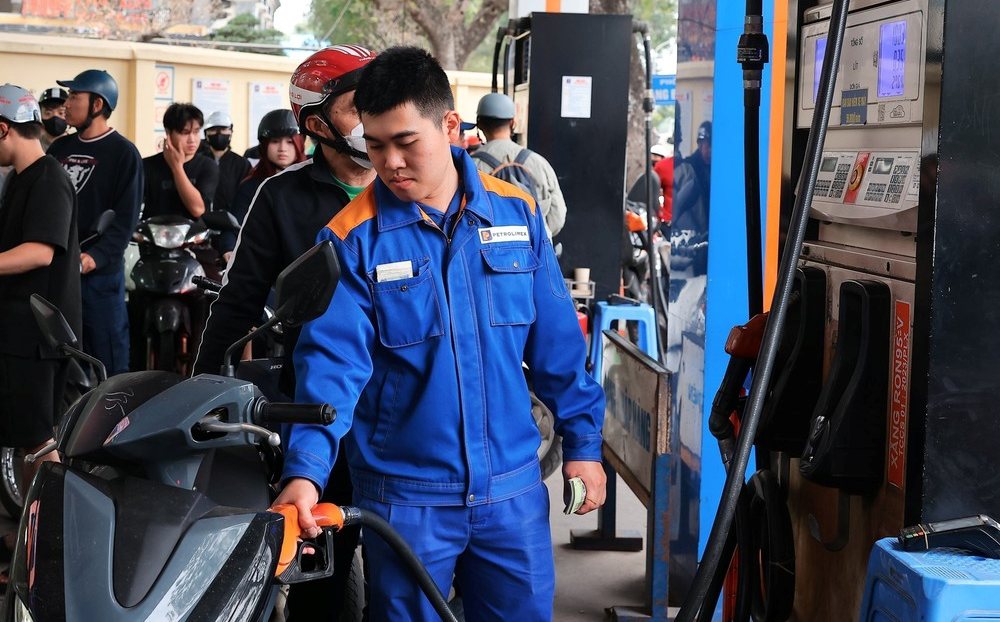 Giá xăng dầu chỉ được điều chỉnh ngay sau 1 ngày khi giá cơ sở tăng từ 15% trở lên