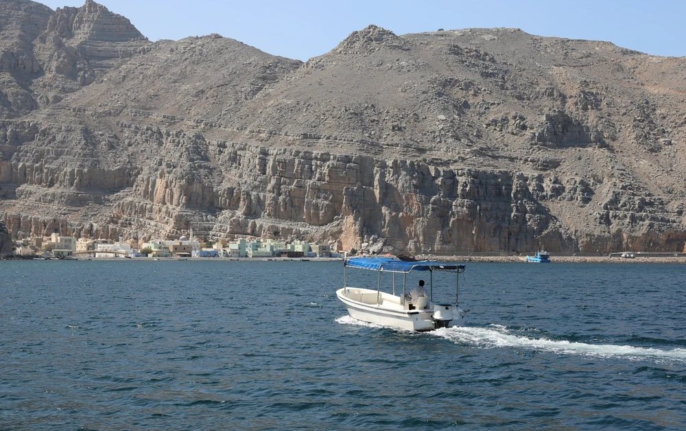 Các nhà sản xuất dầu Trung Đông chuẩn bị cho việc nối lại xuất khẩu qua eo biển Hormuz