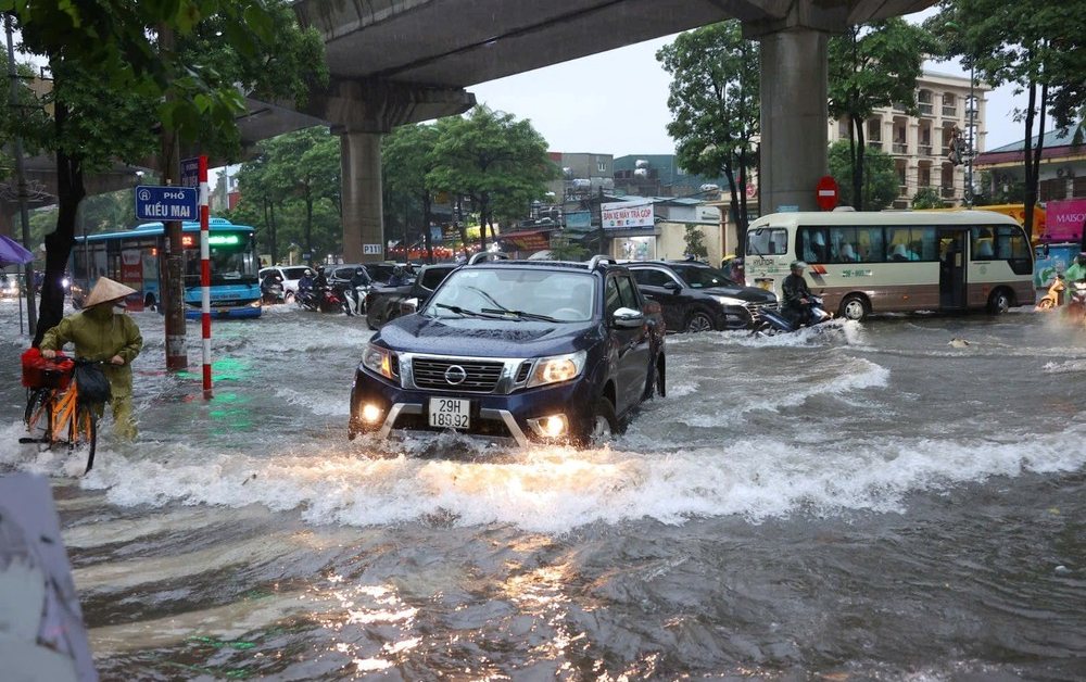 Mưa lớn suốt đêm, nhiều tuyến phố Hà Nội ngập sâu