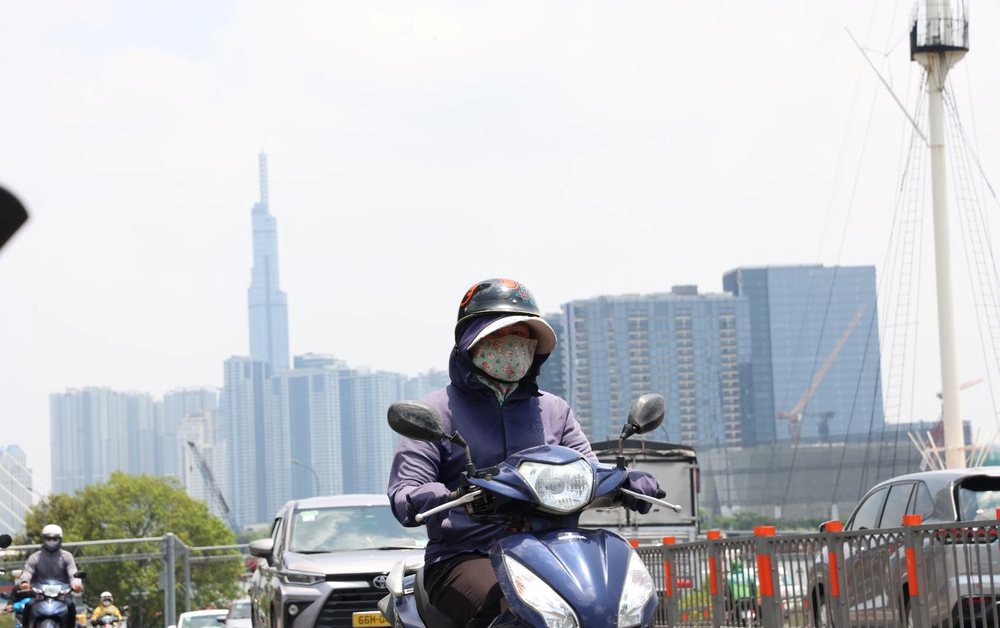 Dự báo thời tiết ngày 13/4: Nắng nóng diện rộng, chiều tối nguy cơ dông lốc nguy hiểm