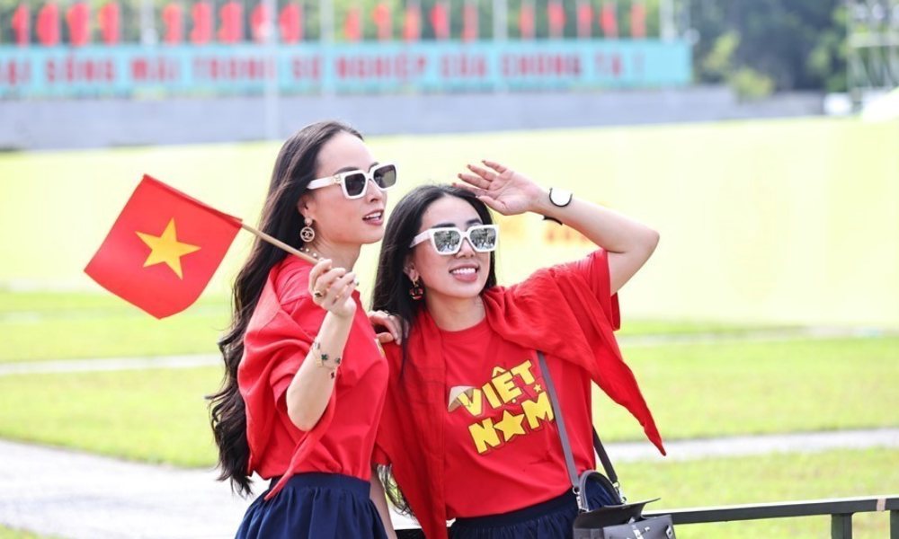 Người dân háo hức chụp ảnh tại khu vực Quảng trường Ba Đình
