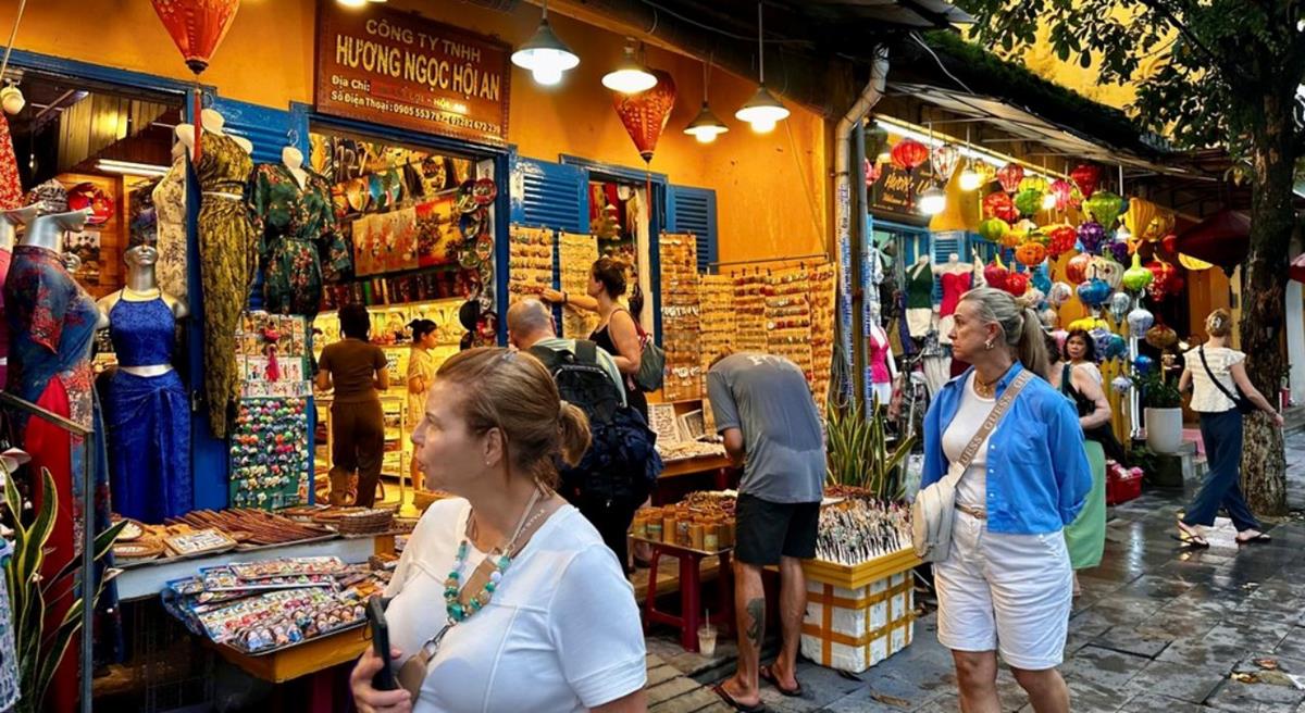 Phố cổ Hội An khôi phục nhịp sống thường ngày sau mưa lũ