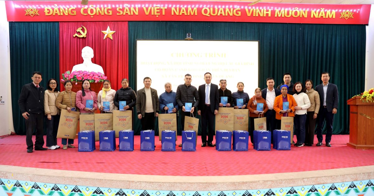 TTXVN trao tặng quà Tết cho các hộ gia đình khó khăn xã Tân Trào, Tuyên Quang