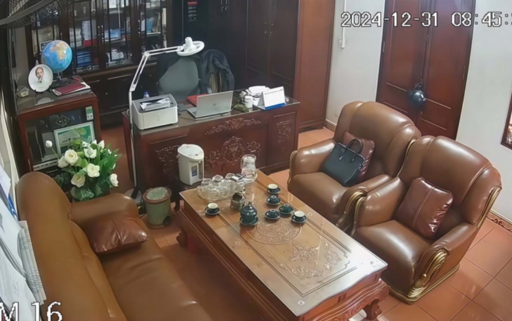 Lộ clip HOT nghi của lãnh đạo trường THPT ở Ninh Bình 'thân mật' với nhiều phụ nữ ở phòng làm việc