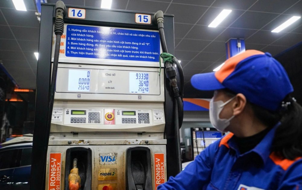 Giá xăng dầu hôm nay 1/5: Trong nước rẻ hơn Thái Lan, Campuchia tới 10.000 đồng/lít