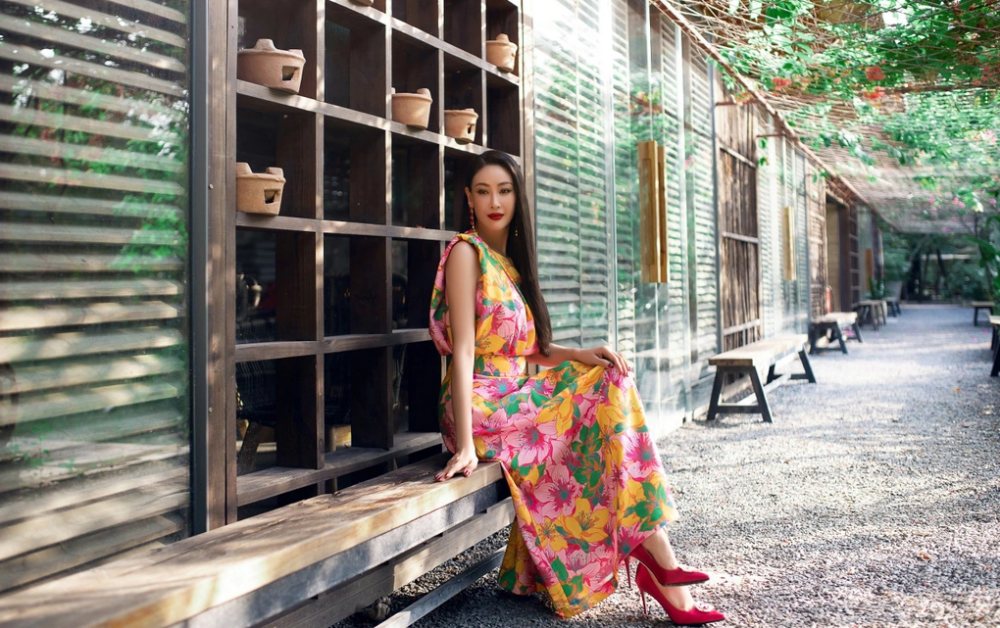 Nhan sắc Hoa hậu Hà Kiều Anh sau ba thập kỷ đăng quang: diện váy họa tiết rực rỡ, khoe nhan sắc trẻ trung tuổi U50