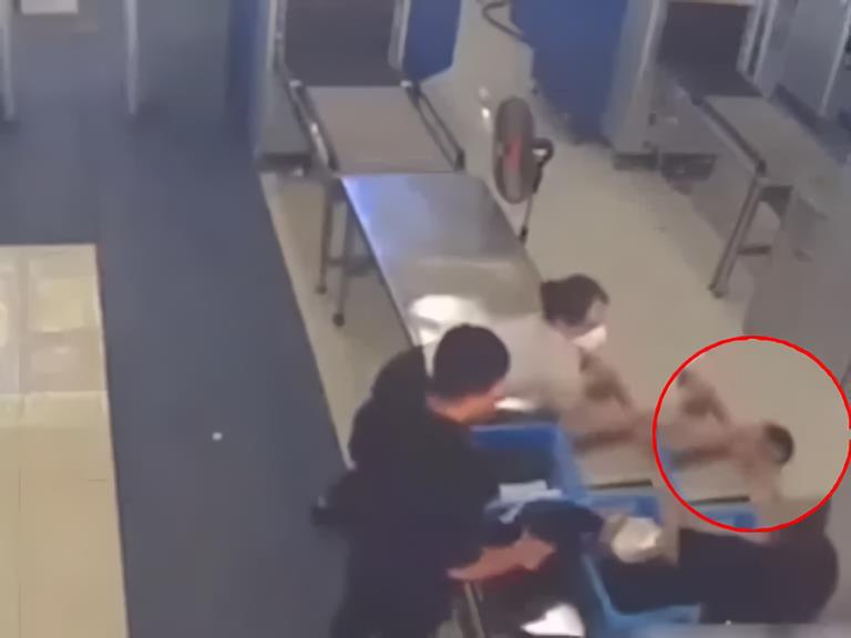 Nữ nhân viên sân bay cứu cháu bé khỏi nguy hiểm, nhưng thái độ dửng dưng của cha mẹ gây tranh cãi