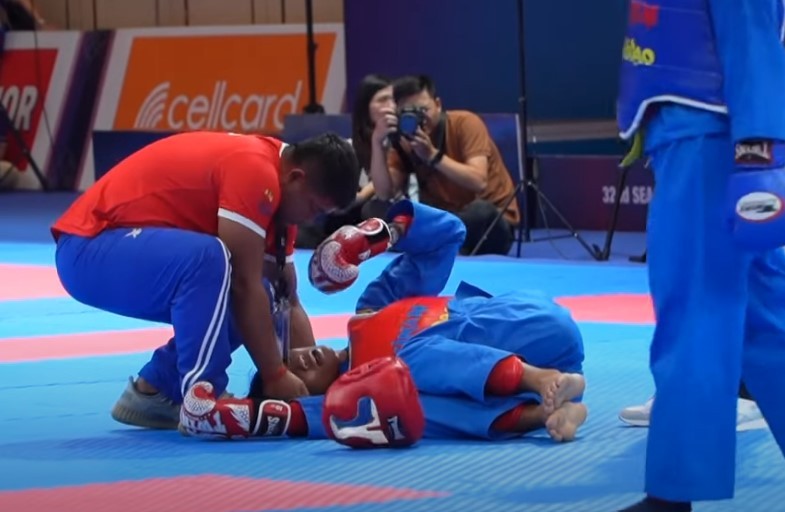 Võ sĩ Việt Nam bất ngờ "đánh bại" đối thủ bất động trên sàn đấu tại SEA Games 32