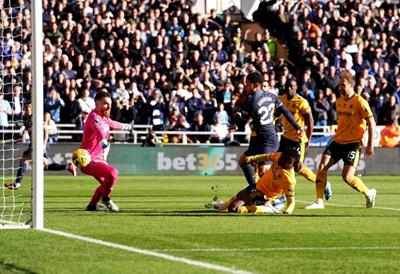 Ngược dòng phút bù giờ, Wolves dập tắt "hy vọng" lên đầu bảng của Tottenham