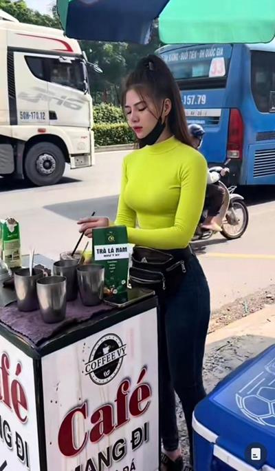 Hé lộ danh tính cô chủ quán cafe vỉa hè đang hot rần rần trên mạng