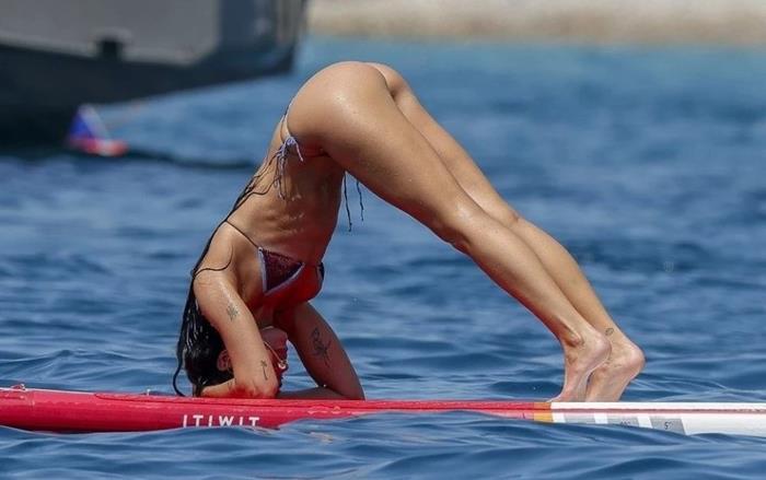 Dua Lipa trồng chuối giữa biển bằng bikini: Ảnh cũ vẫn gây sốt mùa hè