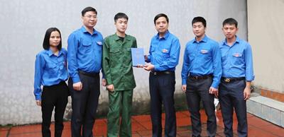 Bắc Ninh: Tỉnh Đoàn thăm, tặng quà tân binh trước khi lên đường nhập ngũ năm 2024