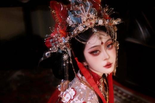 Xuyên không thành hoàng hậu, nữ coser khiến fan mê mệt với màn biến hình "không vết xước"