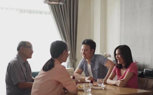 Vì sợ Tết lại bị hỏi chuyện chồng con, tôi liền bỏ ra 5 triệu thuê người yêu, vừa chuyển cọc xong thì nhận tin dữ