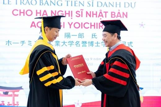 Từ 15/3, không dùng danh hiệu 'tiến sĩ danh dự', 'giáo sư danh dự' thay học vị