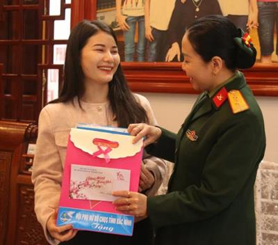 Bắc Ninh: Động viên, tặng quà nữ tân binh nhập ngũ năm 2024