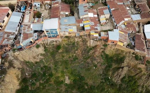 Những ngôi nhà thách thức thần chết ở Bolivia
