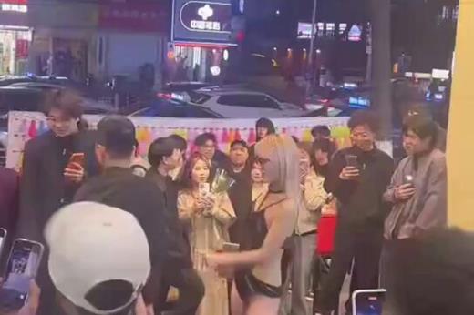Clip chấn động MXH Trung Quốc: Giáo viên 35 tuổi livestream ‘ăn kẹo’ giữa phố đông đúc