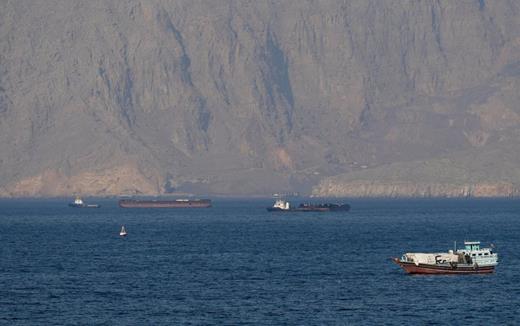 Iran tung “đòn kép” trước giờ G: Eo biển Hormuz tê liệt, tàu quay đầu hàng loạt